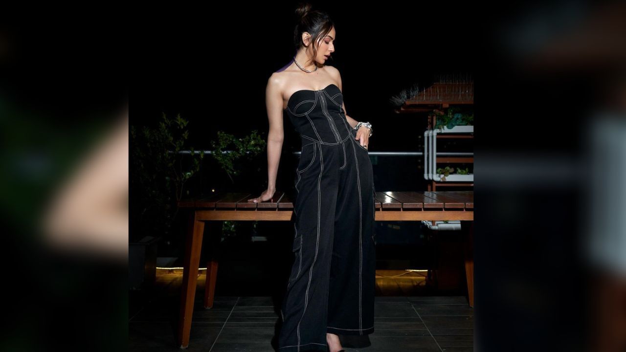 આ તસવીરોમાં રકુલ પ્રીતે બોલ્ડ લુક કેરી કર્યો છે. ડેનિમ જમ્પસૂટમાં રકુલ ખૂબ જ ગ્લેમરસ લાગી રહી છે. લોકો તેની ફેશન સેન્સને ખૂબ પસંદ કરી રહ્યા છે.