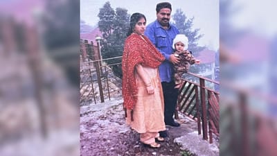 માફિયા ડૉન અતીક અહેમદના આલ્બમમાંથી વાયરલ થયેલી તસવીરોમાં એક એવી તસવીર છે જેમાં તે શાઇસ્તા સાથે છે. તે જ સમયે તેનો પુત્ર અસદ અતીકના ખોળામાં છે. આ તસવીર એ સમયની કહેવામાં આવી રહી છે જ્યારે અસદ માત્ર દોઢ વર્ષનો હશે.