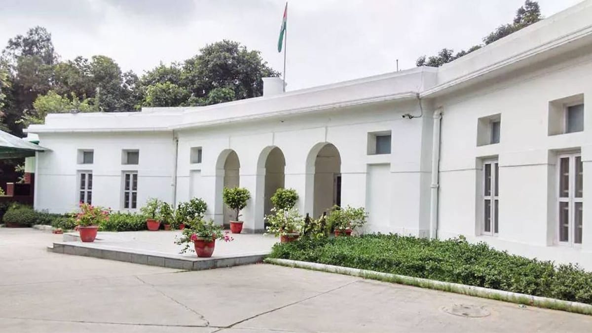 રાહુલ ગાંધી પાસેથી છીનવાયો એ બંગલો કેવો હતો, જાણો કેવી રીતે મળે છે સરકારી આવાસ, કેવા હોય છે સરકારી રહેઠાણ મેળવવાના નિયમો રાહુલ ગાંધી પાસેથી છીનવાયો એ બંગલો કેવો હતો, જાણો કેવી રીતે મળે છે સરકારી આવાસ, કેવા હોય છે સરકારી રહેઠાણ મેળવવાના નિયમો