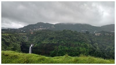 મુંબઈને સપનાનું શહેર પણ કહેવામાં આવે છે. મુંબઈની આસપાસ ફરવા માટેના ઘણા સ્થળો છે. જો તમે આ શહેરના વ્યસ્ત જીવનમાંથી વિરામ લેવા માંગતા હોવ, તો નજીકમાં ઘણી જગ્યાઓ છે. તમે આ પ્રખ્યાત પર્યટન સ્થળો પર ફરવા માટે પણ જઈ શકો છો. તમને આ જગ્યાઓ ગમશે.