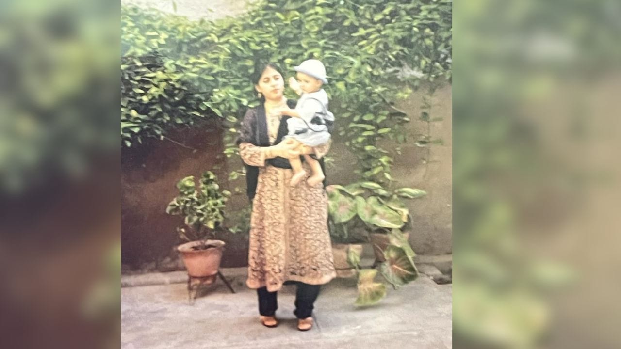 ઉત્તર પ્રદેશના કુખ્યાત માફિયા ડૉન અતીક અહેમદના આલ્બમની કેટલીક તસવીરો સોશિયલ મીડિયા પર વાયરલ થઈ રહી છે. કહેવામાં આવી રહ્યું છે કે આ તસવીરો લગભગ 20 વર્ષ જૂની છે. આમાંની એક તસવીર અતીકની પત્ની શાઇસ્તાની છે. આમાં તે પોતાના પુત્ર અસદને ખોળામાં બેસાડી રહ્યો છે.