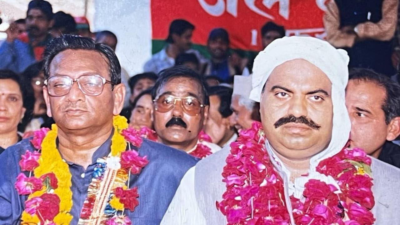 અતીક અહેમદના આલ્બમમાંથી બીજી તસવીર મળી. આ તસવીર પણ જેલમાં આયોજિત કાર્યક્રમની છે. આમાં તે ફૂલોના માળાથી લદાયેલો જોવા મળે છે.