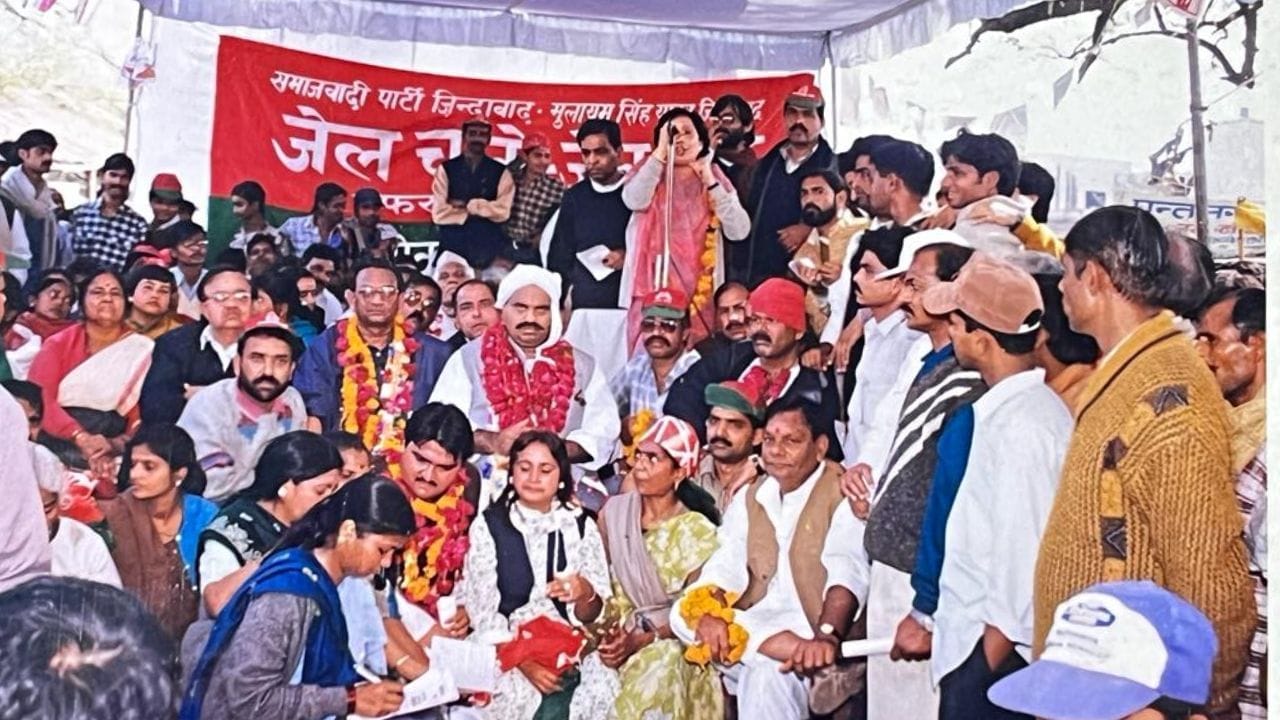 જેલમાંથી ઉમેશ પાલ હત્યા કેસના મુખ્ય આરોપી અતીક અહેમદનો ફોટો પણ છે. જેમાં તે જેલમાં આયોજિત કાર્યક્રમ દરમિયાન પોતાના સમર્થકો સાથે હાજર રહે છે.
