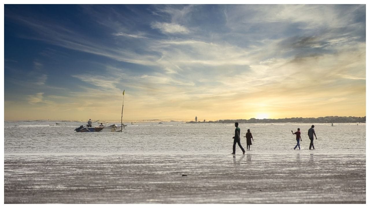 અલીબાગ - આ દરિયાકાંઠાનું શહેર છે. તે તેના સુંદર બીચ, ઐતિહાસિક કિલ્લાઓ અને નારિયેળના વૃક્ષો માટે ખૂબ જ પ્રખ્યાત છે. તમે સપ્તાહના અંતે અહીં મુલાકાત લેવાનું આયોજન કરી શકો છો. તમે અહીં અનેક પ્રકારની વોટર સ્પોર્ટ્સની મજા માણી શકો છો. (ઇનપુટ ફોટો ક્રેડીટ : ટીવી9 ભારતવર્ષ)