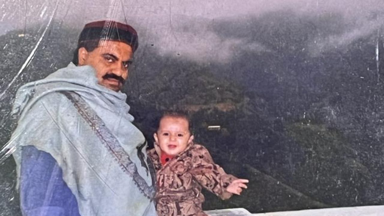 આ તસવીરમાં માફિયા ડૉન પણ તેના પુત્ર સાથે જોવા મળી રહ્યો છે. કહેવામાં આવી રહ્યું છે કે ફોટોમાં દેખાતો બાળક અસદ છે.