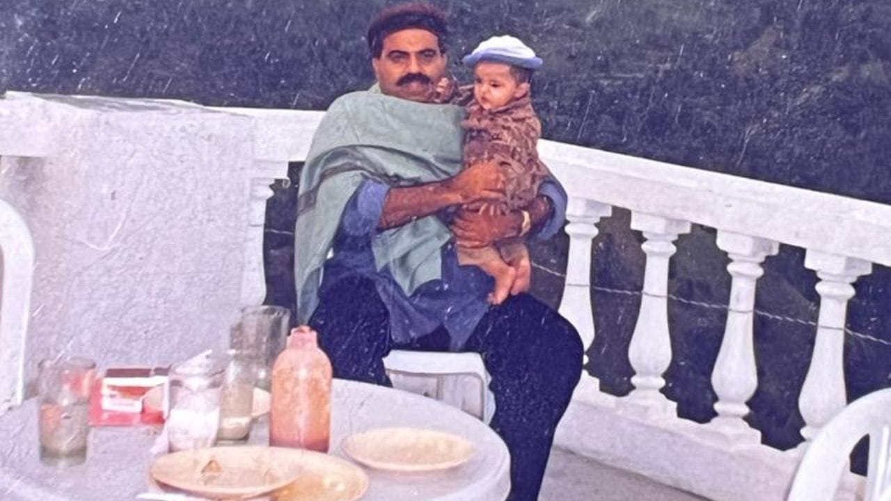 હિલ સ્ટેશનની મુલાકાત લેતી વખતે માફિયા ડોન હોટલના ટેરેસ પર બેઠો છે. તેમનો પુત્ર અસદ તેમના ખોળામાં છે.