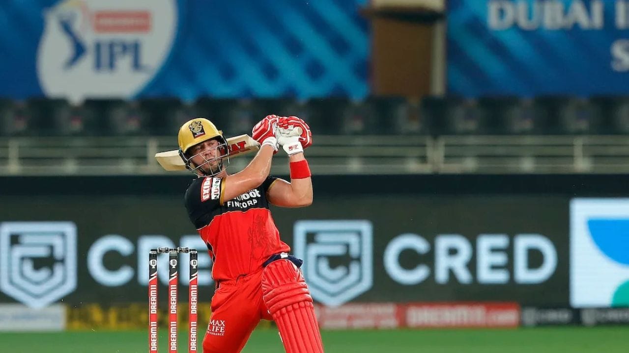 છઠ્ઠા સ્થાન પર દક્ષિણ આફ્રિકાનો પૂર્વ ક્રિકેટર એબી ડી વિલિયર્સ છે. ડી વિલિયર્સે આઇપીએલમાં 2008 થી 2021 સુધીમાં 184 મેચ રમીને 170 ઇનિંગમાં 39.70 એવરેજથી 5162 રન બનાવ્યા છે.