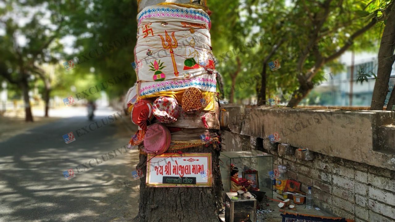 આવું જ એક આસ્થાનું સ્થાન અમદાવાદમાં સરદાર પટેલ સ્ટેડિયમના પાછળના ભાગે રેલવે ફાટકની સમાંતરે ફૂટપાથની બાજુમાં આવેલી મામાદેવની નાની ડેરી છેલ્લા ઘણા સમયથી લોકોની આસ્થાનું કેન્દ્ર બન્યું છે.