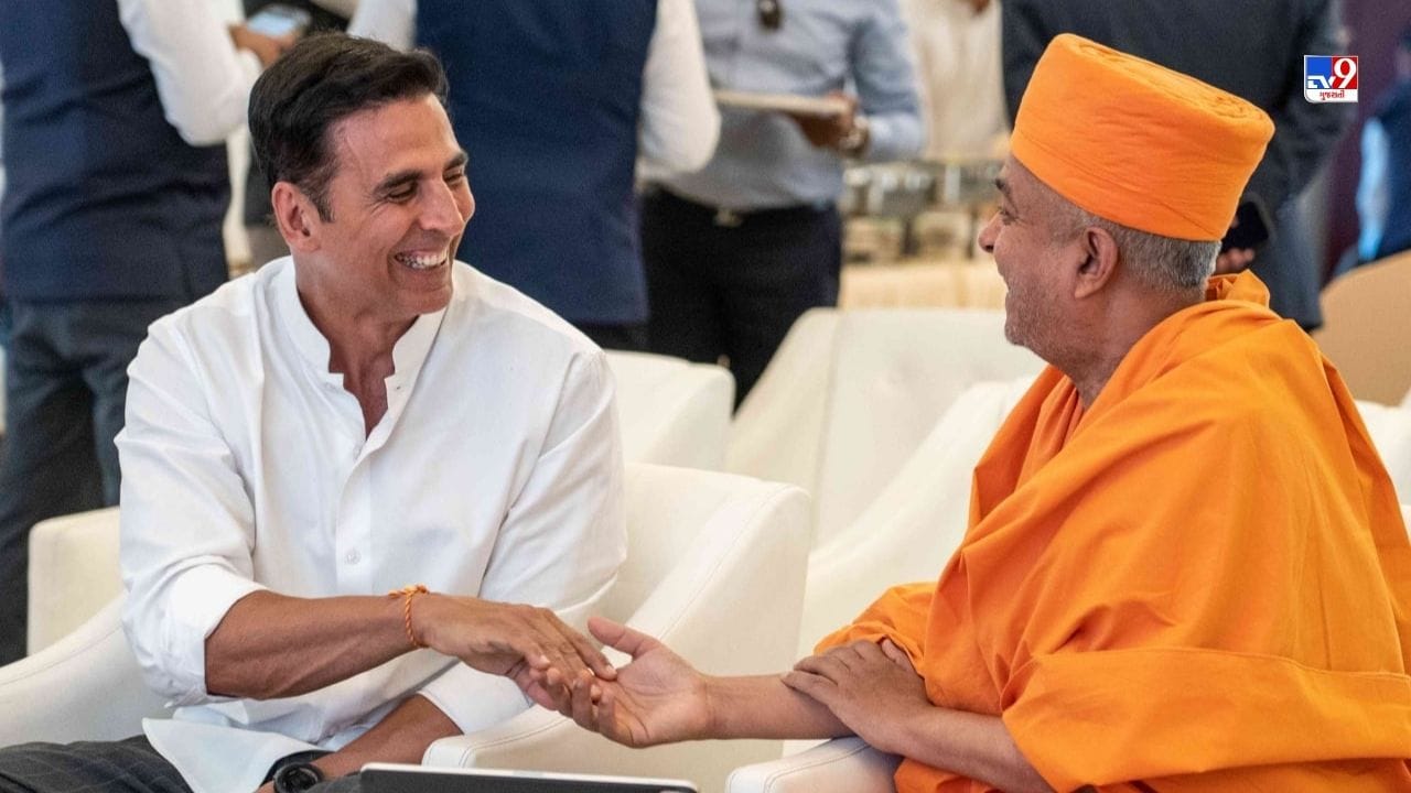 
અક્ષય કુમાર અને પ્રતિનિધિમંડળ મંદિરના બોર્ડ ઓફ ડિરેક્ટર્સ અને મુખ્ય સ્વયંસેવકો સાથે જોડાયા હતા. સ્વામી બ્રહ્મવિહારીદાસે તેમના વક્તવ્યથી શ્રોતાઓને મંત્રમુગ્ધ કર્યા પ્રોજેક્ટની કલ્પના અને વિકાસનો ઇતિહાસ શેર કર્યો.