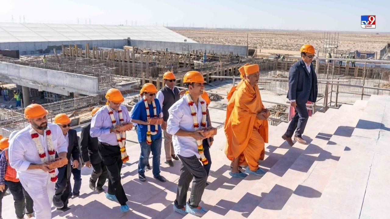 મંદિરના કાર્યથી મોહિત થઈને અક્ષય કુમાર અને પ્રતિનિધિમંડળ મંદિરની ભવ્ય સીડી પર ચઢ્યા હતા. તેમજ ટોચ પર પહોંચતા જ મંદિરનો આકર્ષક નજારો નિહાળ્યો હતો. 
