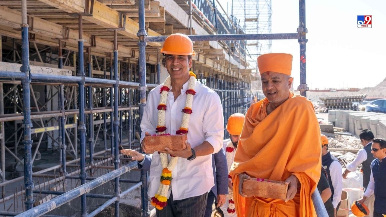 જેમ-જેમ પ્રતિનિધિમંડળ મંદિરની આસપાસ ફરતું હતું, સ્વામી બ્રહ્મવિહારીદાસ તેમને તે સ્થાન પર લઈ ગયા જ્યાં પ્રાચીન સંસ્કૃતિની 14 આંતરરાષ્ટ્રીય મૂલ્યની વાર્તાઓ કોતરવામાં આવશે – જે વિશ્વભરના અન્ય કોઈ મંદિરમાં જોવા મળતી નથી.
