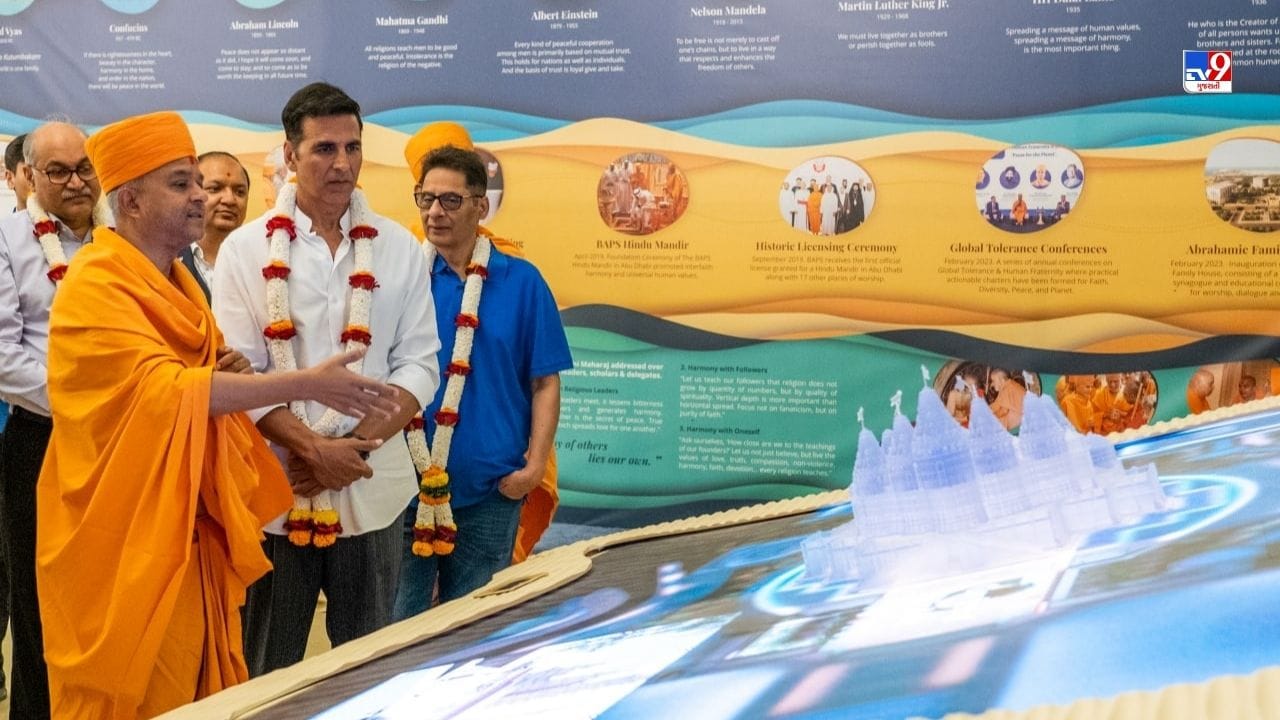 અક્ષય કુમાર અને પ્રતિનિધિમંડળને રિવર્સ ઑફ હાર્મની પ્રદર્શનમાં લઈ જવામાં આવ્યા હતા.આ પ્રદર્શન મંદિરની ઉત્પત્તિની આકર્ષક ઝલક આપે છે. જેની કલ્પના 1997માં પરમ પૂજ્ય પ્રમુખસ્વામી મહારાજ દ્વારા સંવાદિતા અને શાંતિ માટેની પ્રાર્થના દ્વારા કરવામાં આવી હતી.
