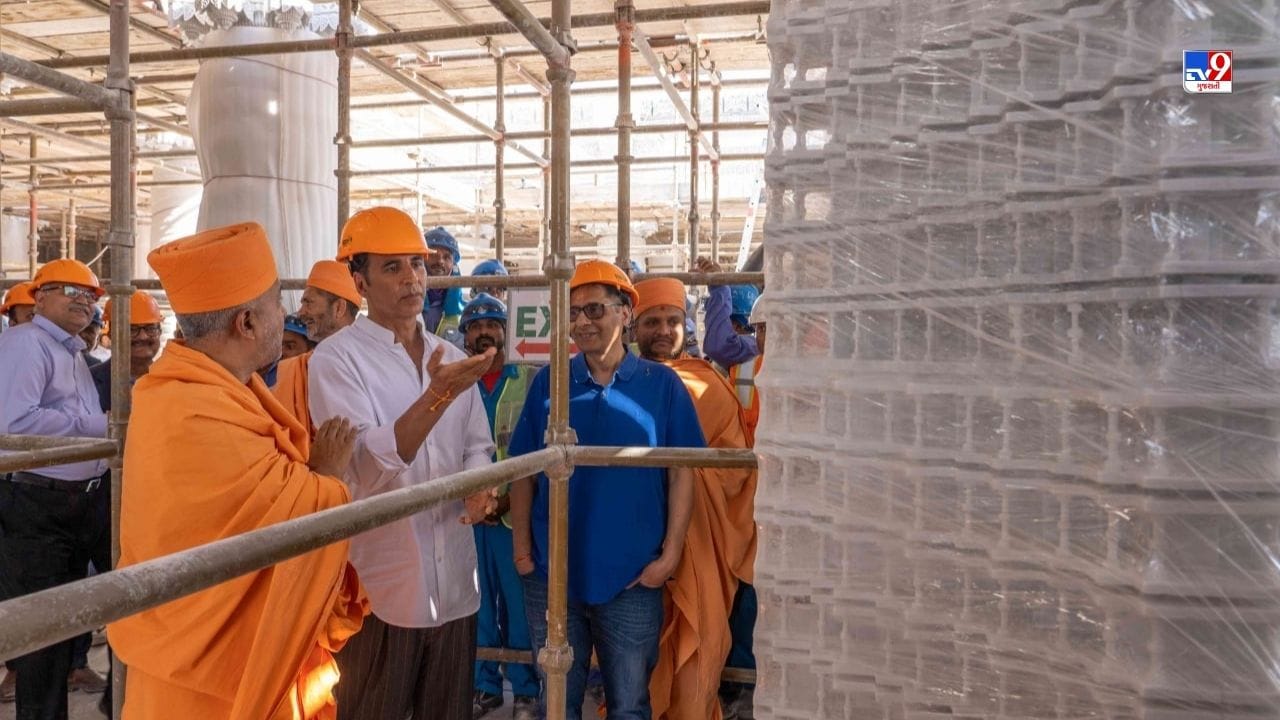 જ્યારે સ્વામી બ્રહ્મવિહારીદાસે અલગ અલગ દેવતાઓના સાત શિખરો નીચેની જટિલ કોતરણીનું અનાવરણ કર્યું ત્યારે અક્ષય કુમાર આશ્ચર્ય પામ્યા હતા. મંદિરના પાયાની આસપાસ આવરિત કોતરણીઓ સંબંધિત દેવતાની જીવનકથા દર્શાવે છે. જે મંદિરના નિર્માણમાં થયેલી અનન્ય કારીગરી અને ભક્તિને દર્શાવે છે.
