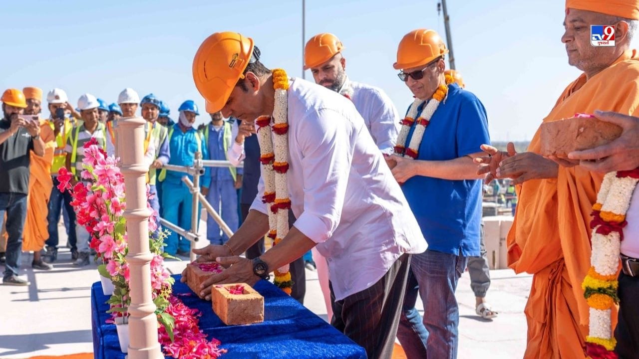 
અક્ષય કુમાર અને પ્રતિનિધિ મંડળે મંદિરના નિર્માણમાં ઈંટ મૂકવા માટે પૂજા સમારોહમાં ભાગ લીધો હતો. અહીં, તેઓ 40,000 થી વધુ લોકો સાથે જોડાયા જેમણે પહેલેથી જ મંદિરના નિર્માણમાં મદદ કરવા માટે તેમની ઇંટો મૂકી દીધી છે.
