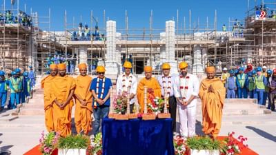 
બોલિવૂડ અભિનેતા અક્ષય કુમારે ફિલ્મ નિર્માતા વાશુ ભગનાની અને ઉદ્યોગપતિ જીતેન દોશી સાથે અબુ ધાબીમાં BAPS મંદિરના સ્થળની મુલાકાત લીધી હતી. અક્ષય કુમારનું સ્વાગત BAPS હિન્દુ મંદિરના વડા સ્વામી બ્રહ્મવિહારીદાસે ફૂલોના હારથી કર્યું. 
