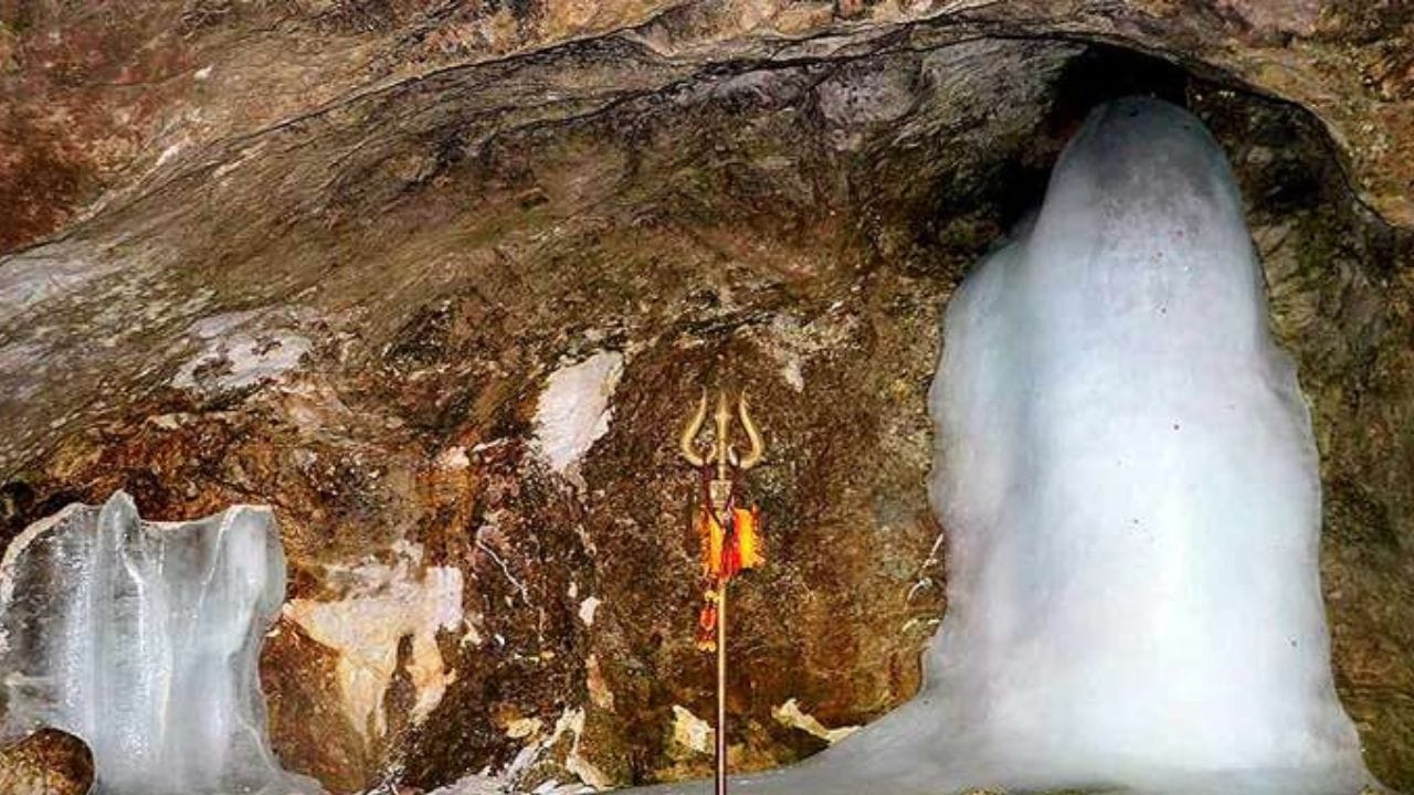 જો તમે જુલાઈ કે પછી ઓગસ્ટ મહિનામાં પ્રવાસ કરી રહ્યા છો તો તમને જણાવી દઈએ કે, આ સમયે વરસાદ હોય છે જેના માટે તમારા યાત્રા પર જતા પહેલા હવામાન વિશે જાણકારી મેળવવી જરુરી છે. તમારી સાથે રેનકોટ, વોટરપ્રુફ ટ્રેકિંગ કોટ, ટૉર્ચ સાથે રાખો.