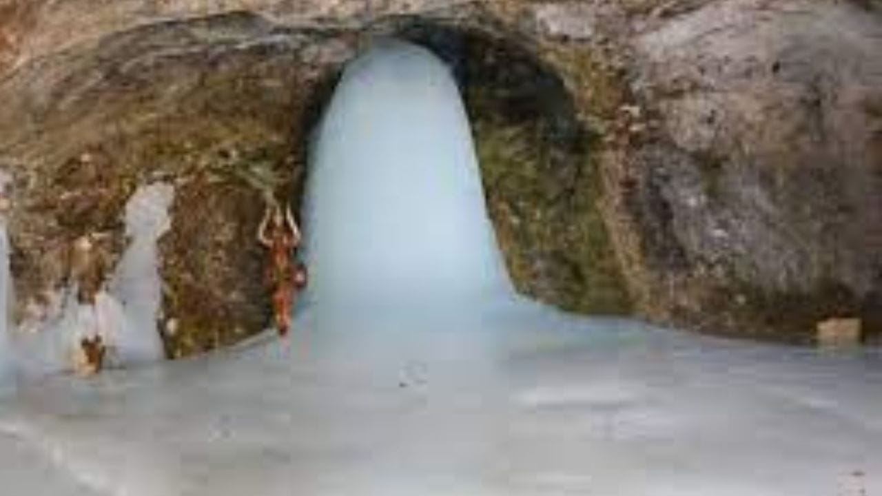 મુસાફરોએ પોતાની સાથે બિસ્કિટ, ટોફી અથવા તૈયાર નાસ્તો પણ રાખવો જોઈએ. તેની સાથે પેઈન કિલર જેવી જરૂરી દવાઓ પણ રાખો જેથી ઈમરજન્સીમાં તેનો ઉપયોગ થઈ શકે.