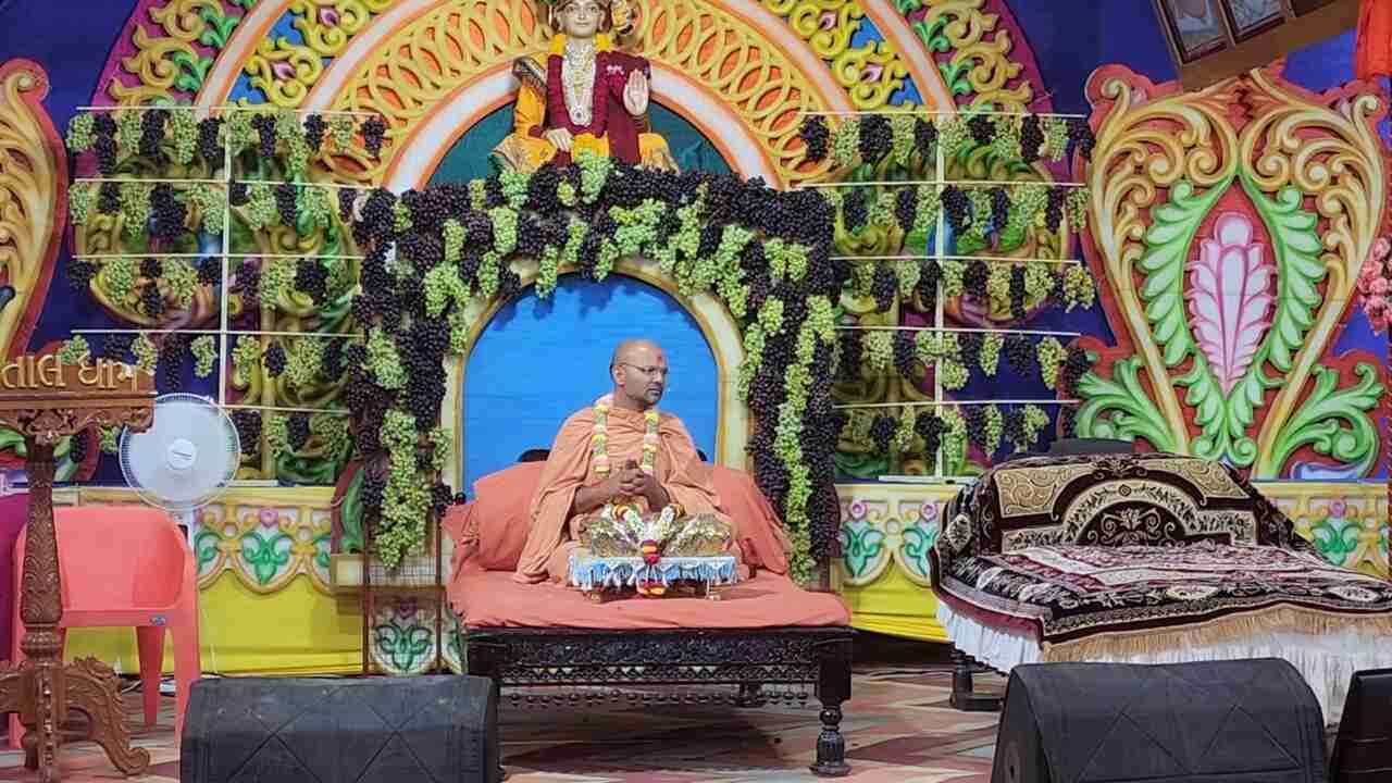 છેલ્લા સાત આઠ વર્ષથી ચાલતી અમૃત રવિસભા પ્રસંગે હજારોની સંખ્યામાં યુવકો અને સત્સંગના અગ્રણીઓ જોડાયા હતા. રવિસભામાં ભગવાન શ્રી સ્વામિનારાયણની પરાવાણી “ વચનામૃત”ની કથા વક્તા વિદ્વાન મુખ્ય કોઠારી ડો. સંત સ્વામી કરી રહ્યા છે. 