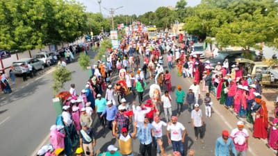 મહોત્સવના 6ઠ્ઠા દિવસે  ભુજમાં ઐતિહાસિક શોભાયાત્રા યોજાઇ હતી.  વિદેશમાં જે રીતે કાર્નિવલનુ આયોજન થાય છે. તેવુ પ્રતિત થતું હતું. ભગવાન નરનારાયણ દેવને નગરચર્યાએ લઇ જવાયા હતા. જેમાં હજારોની સંખ્યામાં લોકો જોડાયા હતા.