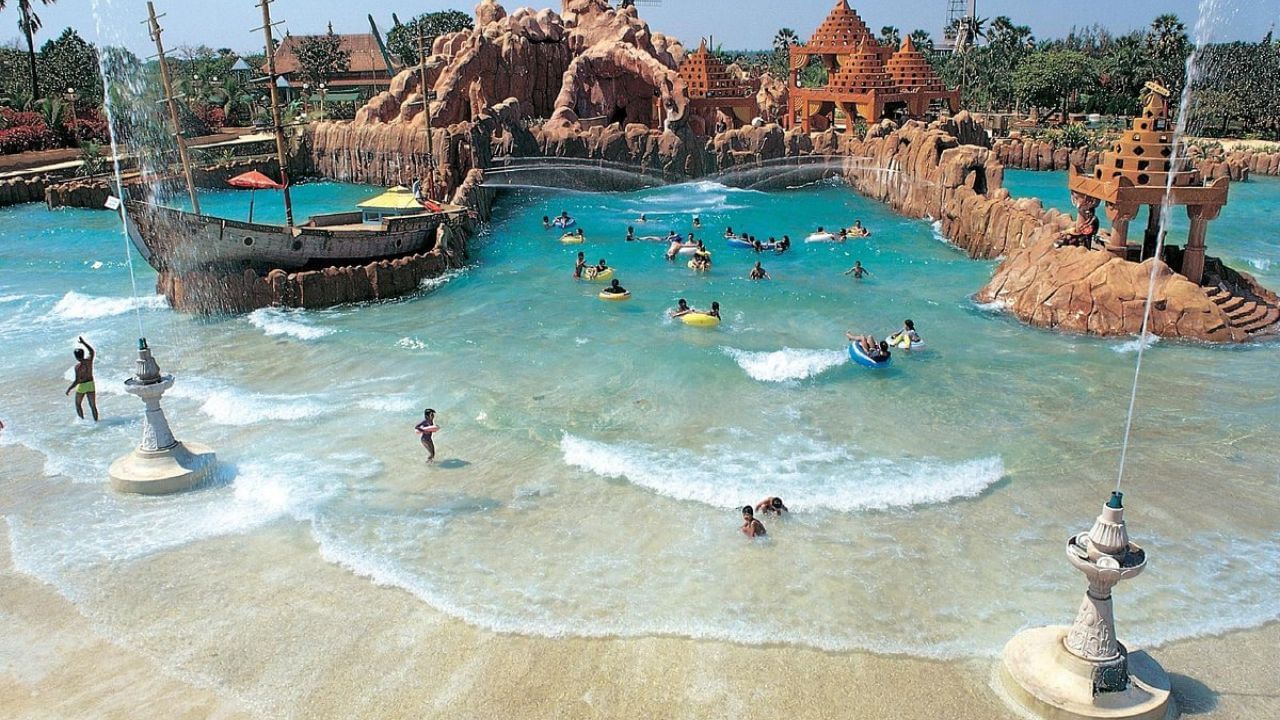 અમદાવાદમાં આવેલું સ્વપ્ન સૃષ્ટિ વોટર પાર્ક એ વિશ્વનું એકમાત્ર વોટર પાર્ક છે જેમાં યુવાનો માટે રાઇડ્સ,નાના બાળકો માટે પણ રાઈડસ ઉપલ્બધ છે. સૃષ્ટિ વોટર પાર્કે સાત અજાયબીઓ બનાવી છે. જ્યાં તમે વોટર પાર્કનો આનંદ માણી શકે છે.