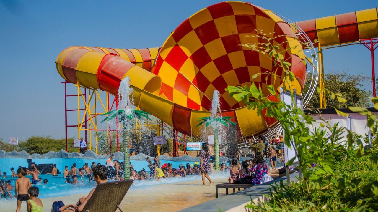 મુંબઈની આસપાસ રહેતા લોકો ઉનાળાની રજાઓમાં બાળકો સાથે વોટર કિંગડમ પાર્કની મુલાકાત લઈ શકે છે. અહીંની સવારી ખૂબ શાનદાર રહે છે. જો અહીંની મજા તમને બાળક બનવા માટે મજબૂર કરશે.