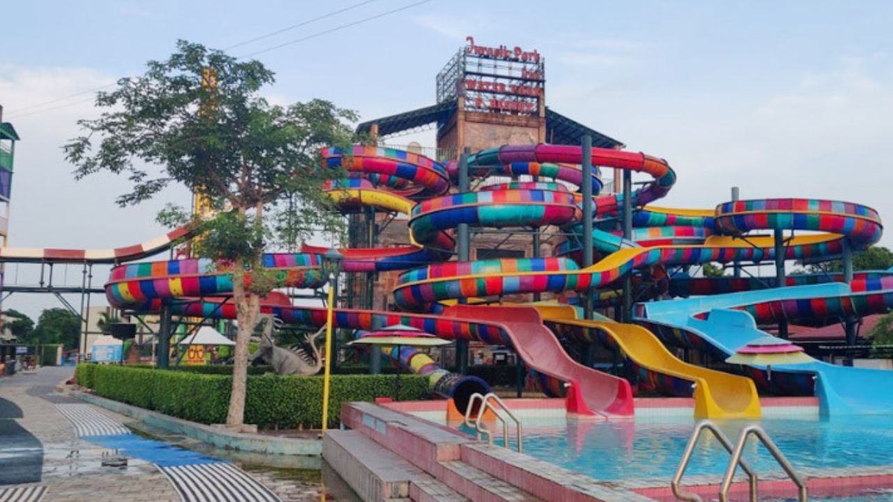 ઉનાળાની ઋતુ અને પાણીની સવારીનો આનંદ..તેનો વિચાર કરવાથી જ મન ખુશ થઈ જાય છે. આ સિઝનમાં જો બાળકો વોટર પાર્કમાં જવાની જીદ કરે તો તમે તેમને ઓછા ખર્ચે જુરાસિક પાર્ક ઇનમાં લઈ જઈ શકો છો. જ્યાં દરેક ક્ષણ સુંદર બની જશે.