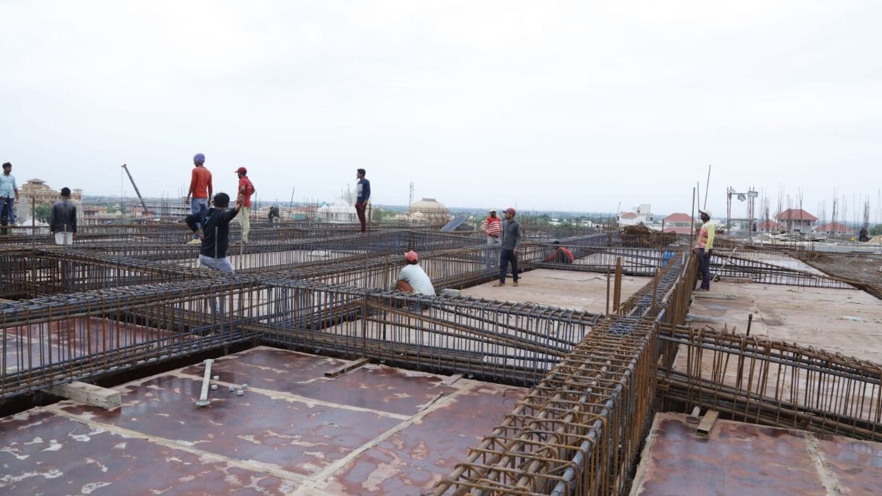 ભોજનાલયમાં કુલ પાંચ લિફ્ટ બનાવવા આવી છે. ભોજનાલયમાં મેઈન એન્ટ્રન્સમાં કુલ 75 ફૂટ પહોળા 28 પગથિયા બનાવવામાં આવેલા છે