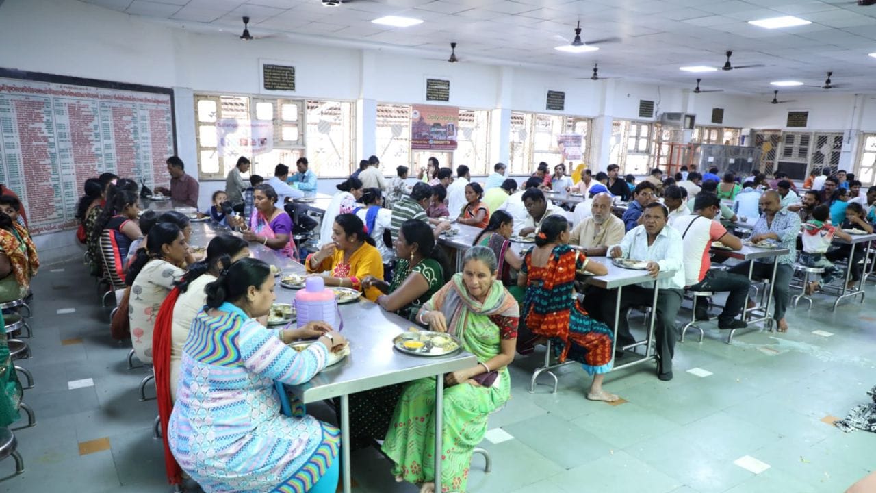  4000 થી વધુ હરિભક્તો ડાઇનિંગ ટેબલ પર બેસીને પ્રસાદ લઈ શકશે