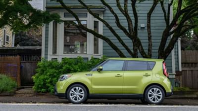 તમારી કારને હંમેશા છાયડામાં રાખવાનો પ્રયાસ કરો. ઝાડની છાયા કે શેડ નીચે રાખીને તમારી કારને સુરક્ષિત રાખો. તડકામાં તમારી કારને વધુ સમય ન રાખો. 