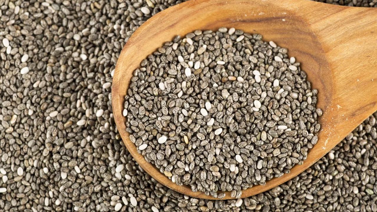 Chia Seeds With Water: ચિયા સીડ્સ નાના કાળા રંગના બીજ છે, જે સ્વાસ્થ્ય માટે ખૂબ જ ફાયદાકારક માનવામાં આવે છે. મોટાભાગના લોકો વજન ઘટાડવા માટે ચિયાના બીજનો ઉપયોગ કરે છે. તમને જણાવી દઈએ કે ચિયા સીડ્સ માત્ર વજન ઘટાડવામાં જ મદદગાર નથી પરંતુ અન્ય ઘણા ફાયદાઓ પણ આપે છે. ચિયાના સીડ્સને ઘણી રીતે આહારમાં સમાવી શકાય છે, જેમ કે પાણી સાથે, સ્મૂધી સાથે, સલાડ સાથે, દહીં સાથે વગેરે. ચિયાના સીડ્સમાં ઓમેગા-3 ફેટી એ સિડ્સ, કેલ્શિયમ, પ્રોટીન, મેગ્નેશિયમ, ફાઈબર, પ્રોટીન, આયર્ન, ફોસ્ફરસ જેવા પોષક તત્વો મળી આવે છે, જે શરીરને ઘણા ફાયદા પહોંચાડવામાં મદદ કરી શકે છે.