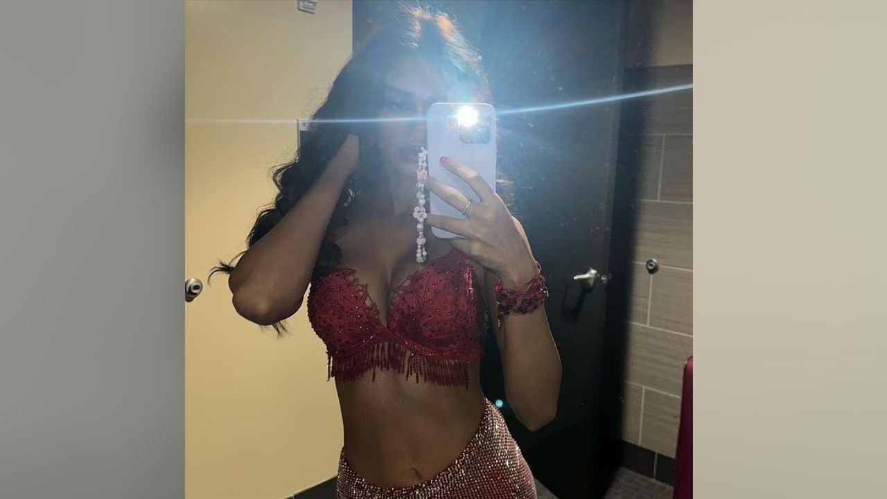 એક મિરર સેલ્ફીમાં એક્ટ્રેસ તેના એબ્સને ફ્લોન્ટ કરી રહી છે. એક્ટ્રેસની હોટનેસથી લોકો તેના દિવાના બની ગયા છે. (Credit - Disha Patani Instagram) 