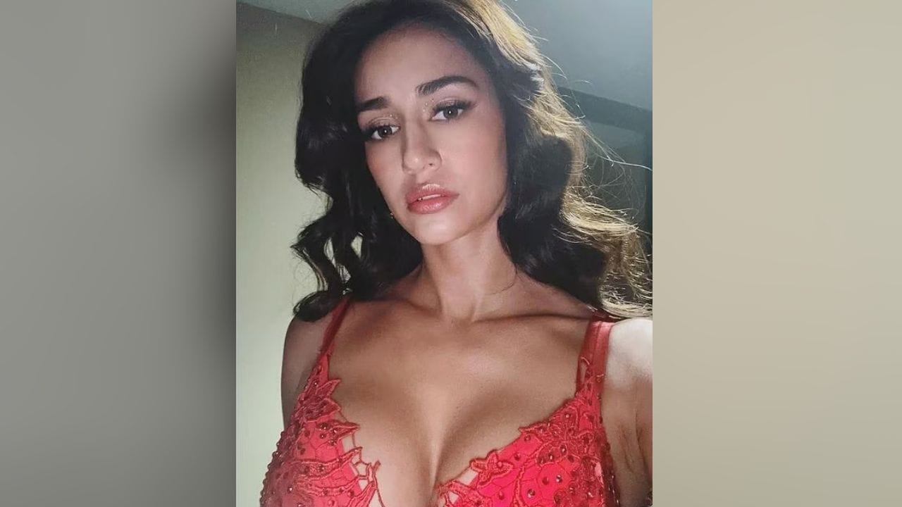  દિશા પટનીનો આ પહેલો ફોટો એક સેલ્ફી છે જેમાં આ એક્ટ્રેસનો બોલ્ડ લુક જોવા મળી રહ્યો છે. એક્ટ્રેસ ખૂબ જ હોટ લાગી રહી છે. દિશાનો લાઈટ આઈ મેકઅપ પણ ખૂબ જ ક્યૂટ લાગી રહ્યો છે. (Credit - Disha Patani Instagram)