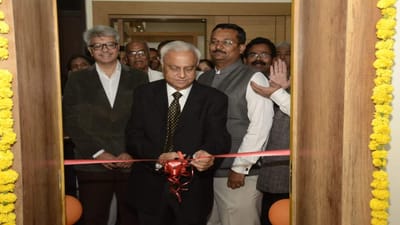 ગુજરાત હાઇકોર્ટ પરિસરમાં  ગુજરાત હાઇકોર્ટ એડવોકેટ એસોસિએશન દ્વારા સ્પોર્ટ્સ રૂમ અને રિક્રિએશન રૂમ બનાવવામાં આવ્યો છે.