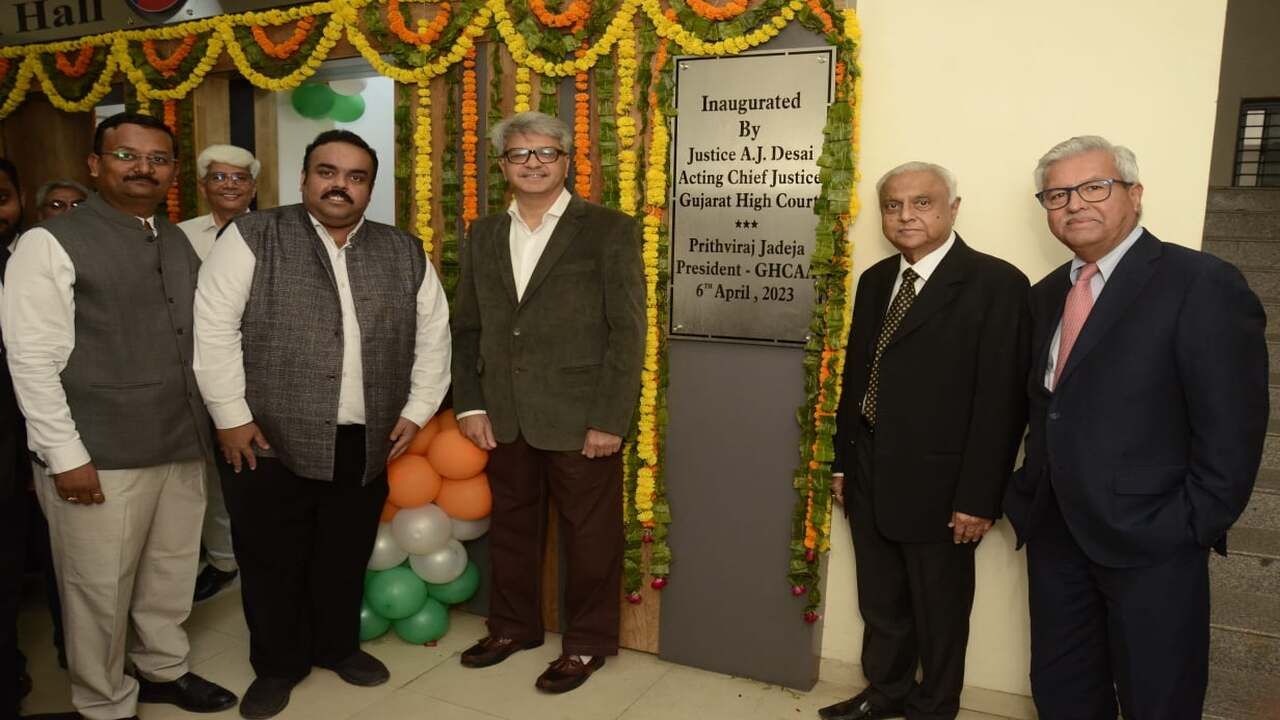 જેમાં કાયદાને લગતા આધુનિક સોફ્ટવેર ઇન્સ્ટોલ કરવામાં આવ્યા છે. આ કોમ્પ્યુટર્સ વકીલાતની પ્રેક્ટિસ કરતા એડવોકેટ્સ માટે ખૂબ ઉપયોગી થશે. 