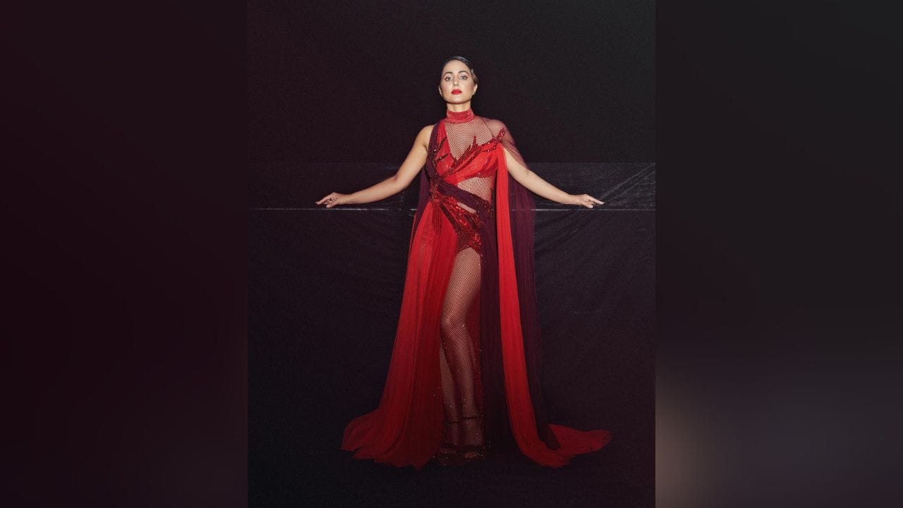 હિના ખાન આ ઈવેન્ટમાં ટ્રાન્સપરન્ટ રેડ આઉટફિટ પહેરીને હાજરી આપી હતી. એક્ટ્રેસ સારી દેખાતી હતી, પરંતુ સોશિયલ મીડિયા પર આ તસવીરો સામે આવ્યા બાદ તેને ખરાબ રીતે ટ્રોલ કરવામાં આવી રહી છે. (Image Credit: Hina Khan Instagram)