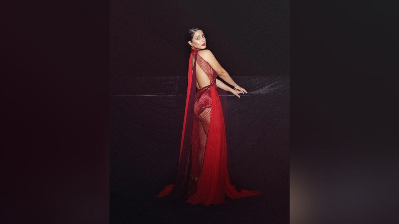 હિના ખાને તેના ઈન્સ્ટાગ્રામ પરથી કેટલીક તસવીરો શેયર કરી છે. એક્ટ્રેસ અલગ અલગ રીતે પોઝ આપતી જોવા મળે છે. (Image Credit: Hina Khan Instagram)