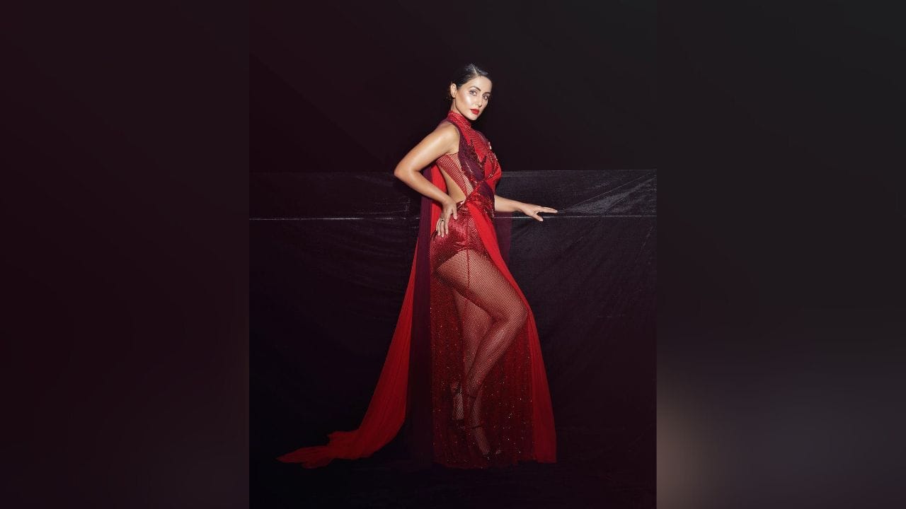 હિના ખાન થોડા સમય પહેલા ઉમરાહ કરવા માટે ગઈ હતી. આવામાં ઘણા લોકોએ તેને ટ્રોલ કરતા કહ્યું છે કે શું આ એ જ હિના ખાન છે જે થોડા સમય પહેલા પોતાને પેક કરીને ઉમરાહ માટે નીકળી હતી?' તો અન્ય યુઝરે કહ્યું કે "ઉમરાહ પછીની આ હાલત છે", આ સિવાય અન્ય યુઝરે કહ્યું કે બધા સેલેબ્સ સરખા છે. (Image Credit: Hina Khan Instagram)