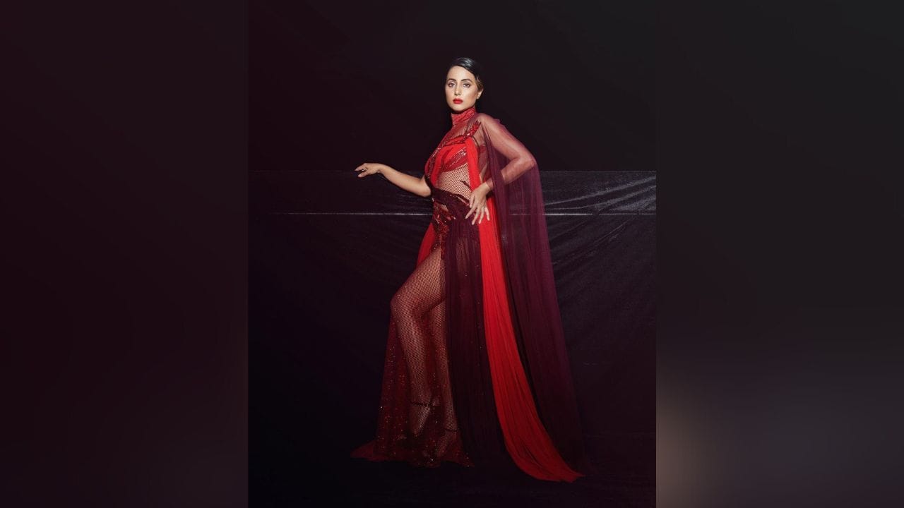 ટીવીની પોપ્યુલર એક્ટ્રેસ હિના ખાને હાલમાં હેલો હોલ ઓફ ફેમ એવોર્ડ્સ 2023માં હાજરી આપી હતી. આ દરમિયાન એક્ટ્રેસનો લુક એકદમ ગ્લેમર લાગી રહ્યો હતો. (Image Credit: Hina Khan Instagram)