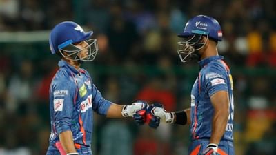 IPL 2023ની 15મી મેચમાં એક રોમાંચક ક્ષણ જોવા મળી. આ ક્ષણ આરસીબી સાથે જોવા મળી હતી,ચાલો તમને જણાવીએ કે ખરેખર શું થયું? સોમવારે રાત્રે RCB લખનૌ સામેની મેચ છેલ્લા બોલ પર એક વિકેટથી હારી ગયું હતું. આરસીબી પાસે મેચ ટાઈ કરવાની સારી તક હતી પરંતુ વિકેટકીપર દિનેશ કાર્તિક બોલને યોગ્ય રીતે પકડી શક્યો ન હતો અને લખનઉ જીતી ગયું હતુ.