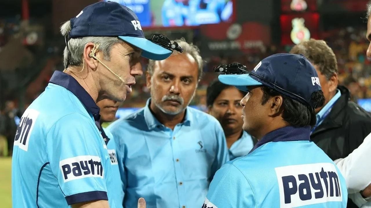  રિપોર્ટ અનુસાર, અમ્પાયાર્સને સેલેરીને 2 વર્ગોમાં વેંહચવામાં આવે છે. પ્રથમ વર્ગમાં આઈસીસીના એલીટ પેનલના અમ્પાયર આવે છે, જેમને આઈપીએલની દરેક મેચના 1.98 લાખ રુપિયા મળે છે. બીજા વર્ગમાં ડેવલપમેન્ટ અમ્પાયર્સ આવે છે. આ શ્રેણીના અમ્પાયર્સને પ્રત્યેક મેચમાં 59 હજાર રુપિયા મળે છે. 