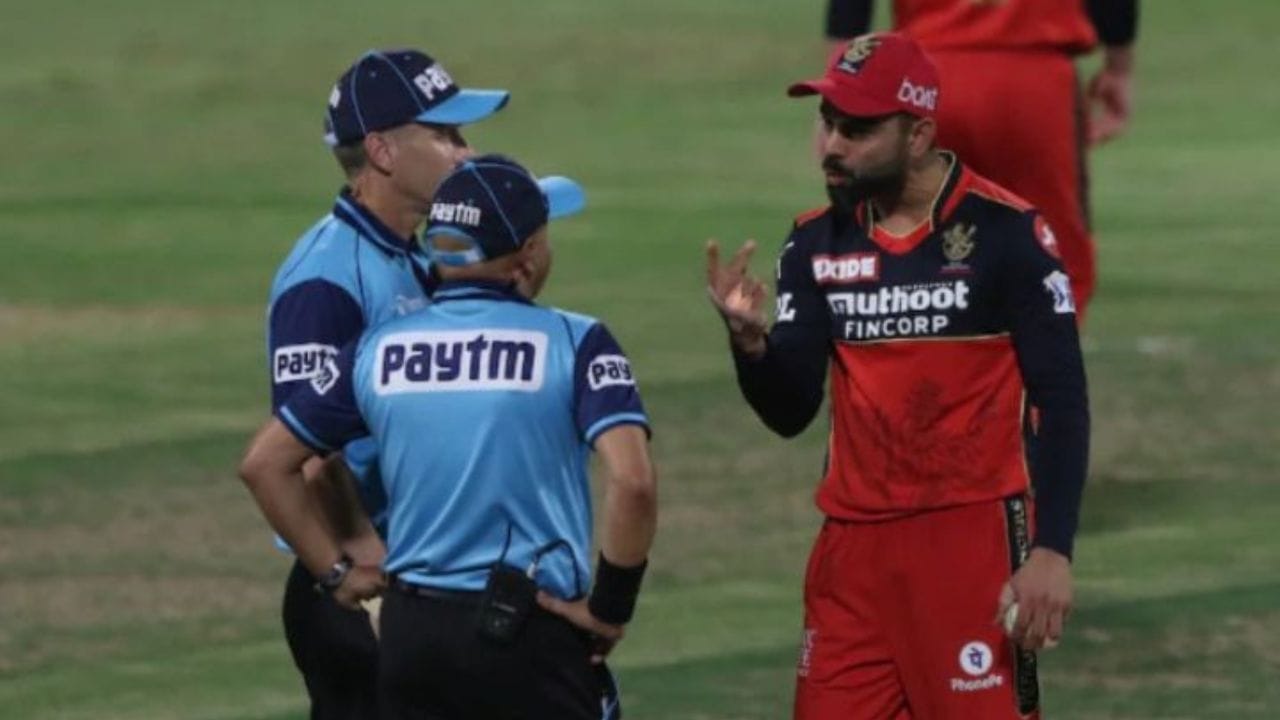 આઈપીએલમાં ઘણા પ્લેયર્સને 40 લાખથી ઓછી રકમમાં ખરીદવામાં આવે છે. તેથી કહી શકાય છે અમ્પાયર્સ ખેલાડીઓ કરતા વધારે કમાણી કરે છે. 