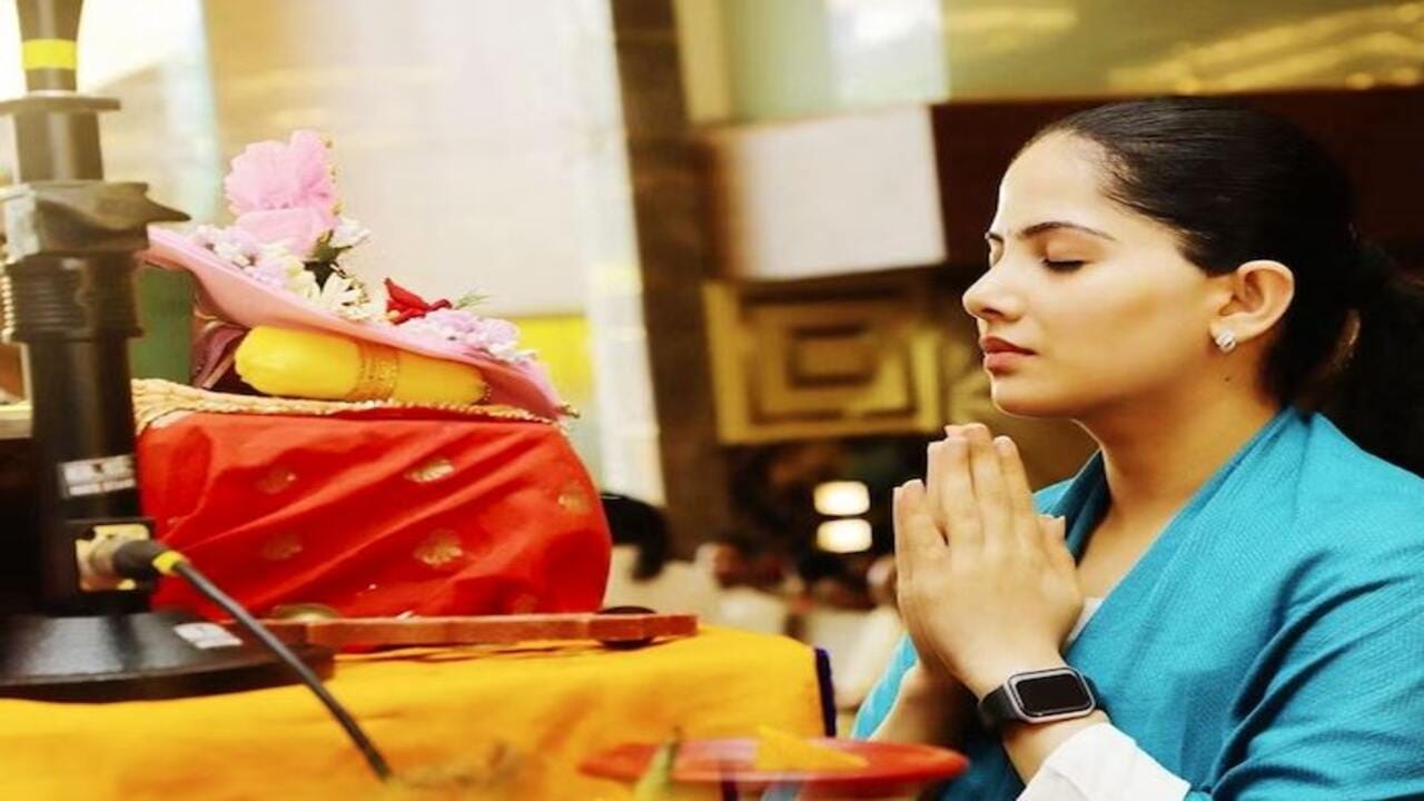 પ્રખ્યાત વાર્તાકાર જયા કિશોરી પણ કહે છે કે, જો તમે લોકોને સાંભળશો, તો તમે વેરવિખેર થઈ જશો, જો તમે ભગવાનને સાંભળો છો, તો તમારું પરિવર્તન થઈ જશે. તેઓ કહે છે, જો કોઈ તમારા સપનામાં વિશ્વાસ ન કરે તો? તમારી પાસે તો છે? એટલું જ મહત્વનું છે. દુનિયાની સૌથી શક્તિશાળી વ્યક્તિ એ છે જે પોતાની ભાવનાઓ પર નિયંત્રણ રાખે છે.