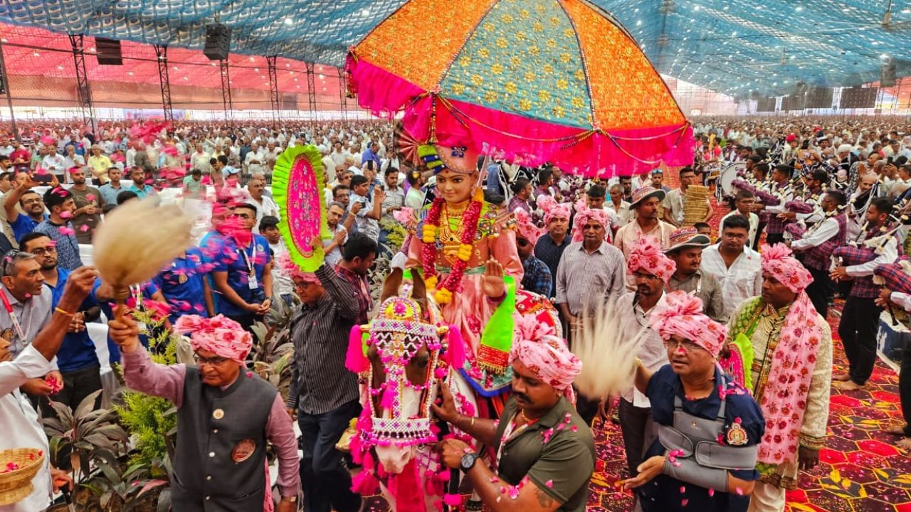 હરિભક્તોએ ભગવાન સ્વામિનારાયણની મૂર્તિનું ભવ્ય સામૈયું પણ કર્યું હતું.  9 દિવસીય મહોત્સવ દરમ્યાન અનેક કાર્યક્રમો મંદિર દ્વારા આયોજીત થયા છે જેમાદેશ વિદેશથી હરિભક્તો દર્શન અને સેવા માટે આવ્યા છે સાથે કરોડો રૂપીયાના દાનની વર્ષા પણ કરી રહ્યા છે. 