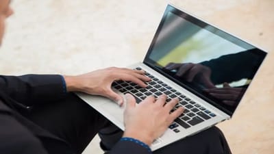 લેપટોપ ઓવરહિટ માટે ઘણા કારણો હોઈ શકે છે. ઘણા કાર્યો એકસાથે ચાલી રહ્યા હોય, ડ્રાઇવરમાં કોઈ ખામી છે અથવા તે અપડેટ નથી, વિન્ડોઝનું સેટિંગ બદલાઈ ગયું છે, વધુ જંકને કારણે, પ્રોસેસરને ચલાવવા માટે વધુ કામ કરવામાં આવી રહ્યું છે, હવામાં ધૂળના કારણે બ્લોક અથવા પંખો કામ કરતો નથી. તો ચાલો જાણીએ તેમને કેવી રીતે ઠીક કરવું.