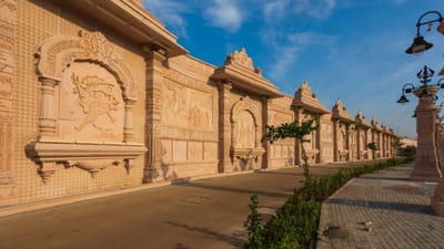 બાબા મહાકાલના ભક્તો માટે એક મોટા સમાચાર છે. મહાકાલ લોકમાં સ્થાપિત ભગવાન શિવની મૂર્તિઓ QR કોડથી સજ્જ થઇ છે. હવે મૂર્તિઓ પરનો QR કોડ સ્કેન થતાં જ તેની સાથે સંબંધિત સંપૂર્ણ માહિતી મોબાઈલ ફોન પર આવી જશે. મધ્યપ્રદેશ સરકારની મહત્વકાંક્ષી યોજનાઓમાં સામેલ મહાકાલ લોકનું ઉદઘાટન ગયા વર્ષે 11 ઓક્ટોબરે વડાપ્રધાન નરેન્દ્ર મોદીએ કર્યું હતું.
