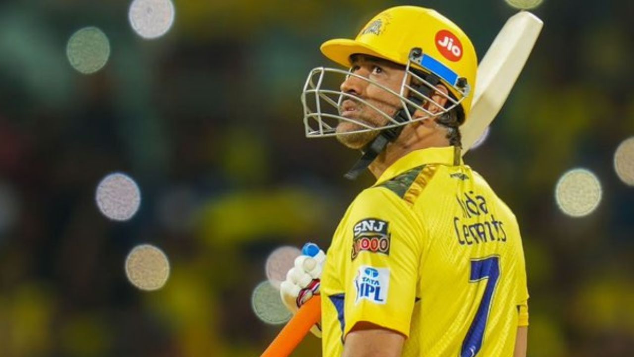 CSK skipper MS Dhoni has become the 5th Indian batsman to score 5,000 runs in IPL.  Dhoni currently has 5,004 runs in 237 matches.