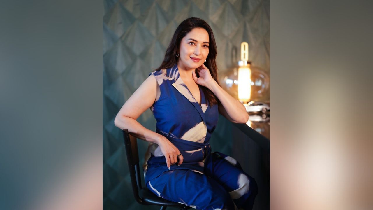 માધુરી દીક્ષિતે બ્લૂ ટાઈ અને ડાઈ સૂટમાં તેની કેટલીક તસવીરો સોશિયલ મીડિયા પર શેર કરી છે. તેના સૂટની ડિઝાઈન ક્લાસી લુક આપી રહી છે. (Image: Madhuri Dixit Instagram)