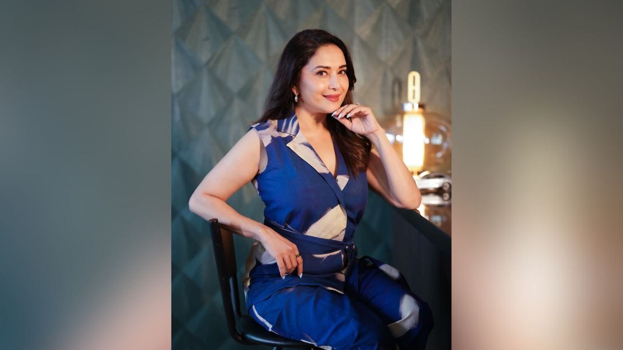 માધુરી દીક્ષિત બોલિવુડની સ્ટાઈલિશ અભિનેત્રીઓમાંની એક છે. તેની ફેશન સેન્સ અદભૂત છે. માધુરી દીક્ષિત તેના સોશિયલ મીડિયા પર ખૂબ જ એક્ટિવ રહે છે. હાલમાં ધક ધક ગર્લ માધુરી દીક્ષિતે પોતાની કેટલીક તસવીરો શેર કરી છે. (Image: Madhuri Dixit Instagram)