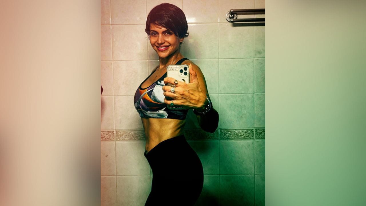 મંદિરા બેદી : બોલિવુડ એક્ટ્રેસ મંદિરા બેદીએ પણ ઘણી ફિલ્મોમાં પોતાના અભિનયથી ધૂમ મચાવી છે. હાલમાં તમે તેને ક્રિકેટ કોમેન્ટ્રી કરતા જોશો. 50 વર્ષની ઉંમરે ફિટનેસ ફ્રીક મંદિરા સોશિયલ મીડિયા પર તેની તસવીરોથી લોકોની વચ્ચે ચર્ચામાં રહે છે.