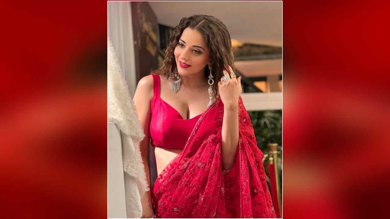 મોનાલિસાની તસવીરોની ચાહકો આતુરતાથી રાહ જુએ છે, એક્ટ્રેસ પોતાના મોહક અને સ્ટાઈલિશ લુકથી સોશિયલ મીડિયા પર છવાયેલી રહે છે. મોનાલિસા સાડી સ્ટાઈલમાં તેના ક્લીવેજને જોરદાર રીતે ફ્લોન્ટ કરી રહી છે.